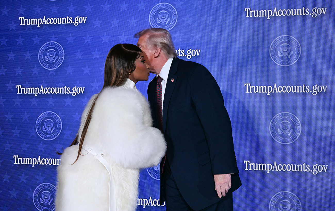 "Фанатка номер один". Відома реперка підтримала Трампа та показала його "золоту карту"